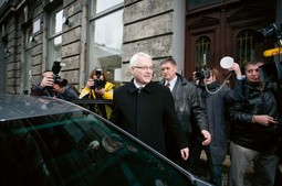NA UDARU ŠPIJUNA
Predsjednika Ivu Josipovića nepoznati su špijuni najdetaljnije obradili: u dosjeu se
iznosi niz navodnih pojedinosti o njegovim
privatnim i poslovnim odnosima