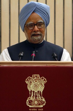 ULAZAK U
UTRKU
Indijski premijer
Manmohan Singh
- Indija pati od
prenaseljenosti
i očajnički treba
sirovine