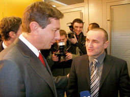 PONIŽENJE ZA PREMIJERA Slovenski premijer Borut Pahor
otputovao je hitno u Maribor kako bi sudjelovao u radu vodstva minijaturne SSN; na slici s predsjednikom SSN-a Lovrom Škrinjaričem