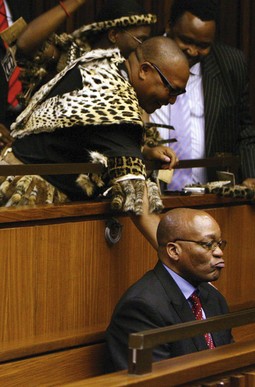 SUĐENJE ZA SILOVANJE Zuma na optuženičkoj klupi dok
ga iz publike bodri sin Duduzane; ni ta afera nije uspjela
naškoditi njegovoj političkoj aferi