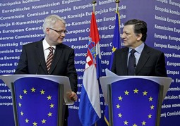 PODRŠKA IZ EU Odluka Ive Josipovića
(na slici s predsjednikom Europske komisije Joséom Manuelom
Barrosoom) da lobira među hrvatskim
građanima o prednostima ulaska u EU naišla je na dobre reakcije u diplomatskim krugovima u Zagrebu