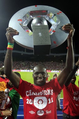 Moussa Sow drži trofej prvaka (Reuters)