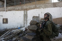 Izraelski vojnici u libanonskom selu (Reuters)