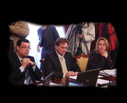 NE ŽELI IZ FOTELJE
Ministar Božidar Kalmeta (u sredini) za Nacional je demantirao vijest da je spreman odstupiti ako to zatraži premijerka Jadranka Kosor