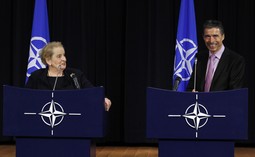 Madeleine Albright i Anders Fogh Rasmussen (Reuters) 