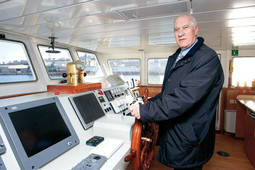 DIREKTOR ZA KORMILOM Niko Bezmalinović, direktor Sardine, na zapovjednom mostu broda Sardina I, koji je opremljen najmodernijim sonarnim uređajem za otkrivanje jata tuna 