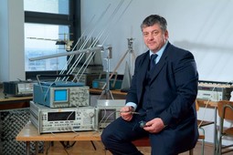 Zlatan Zuhrić snimljen u Zavodu za radiokomunikacije Fakultetaradiokomunikacije Fakulteta elektrotehnike i računarstvaelektrotehnike i gdje je diplomirao 1985.