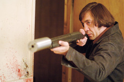 JAVIER BARDEM kao surovi ubojica Anton Chigurha u filmu 'Nema zemlje za starce'