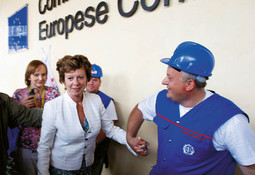 BITKA ZA GDAŃSK Neelie Kroes s poljskim brodogradilišnim radnicima koji su došli u Bruxelles prosvjedovati protiv plana za ukidanje svojih tvrtki