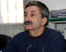 Petre Mihai Bacanu, glavni urednik dnevnika Romania Libera. Većinski vlasnik WAZ ga je smijenio jer nije htio poštivati zabranu kritiziranja u Rumunjskoj vladajućih socijalista.