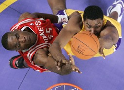 Mutombo se bori za loptu s dvostruko mlađim centrom L.A. Lakersa Andrewom Bynumom