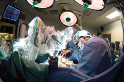 TIM ROBOTSKE KIRURGIJE Klinike Cleveland; kirurzi, tehničari i sestre specijalno su educirani za robotske operacije kao i sam kardiokirurg