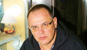 Ivo Pukanić uz izlog ispred svoga stana u Ilici koji je neuspješni atentator propucao