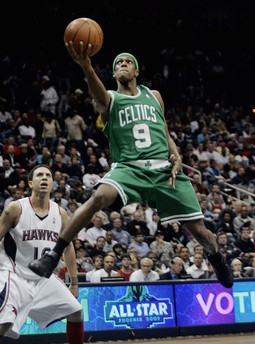 Igrač Boston Celticsa Rajon Rondo u skoku prema košu