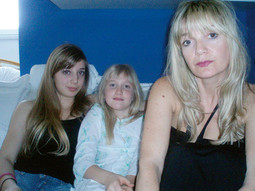 Fabrijeva kći Ariela, profesorica talijanskog jezika, s kćerima Sarom i Noro
