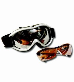 Ako krećete na skijanje, obavezno nabavite nove Adidasove sportske naočale ili skijašku masku s dioptrijskim okvirićem Performance Insert koji omogućava umetanje leća za ljude kojima je potrebna korekcija vida.
