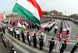 Pripadnici militantne skupine stranke Jobbik paradiraju na trgu u Budimpešti; Foto: Reuters