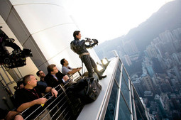 Christian Bale na vrhu zgrade na snimanju filma s redateljem Christopherom Nolanom (u odijelu s prekriženim rukama)