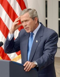 Nakon prve debate između Georgea W. Busha i Johna Kerryja neki novinari tvrdili su da je Kerry ispod stola imao pripremljene bilješke, što je nedopušteno.