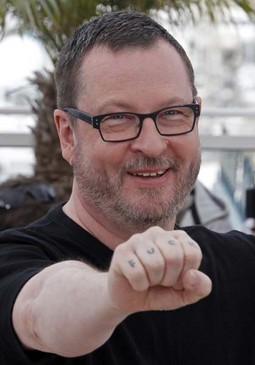 LARS VON TRIER U
CANNESU je ponosno
pokazivao svoju prvu tetovažu na prstima desne ruke napravljenu
prije početka festivala