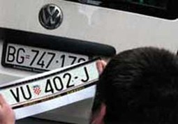 Srpska policija skida strane tablice sa automobila koje voze Srbi