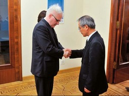 PREDSJEDNIK
IVO JOSIPOVIĆ
izrazio je sućut
japanskom
veleposlaniku Yoshiu
Tamuri povodom
stradavanja velikog
broja Japanaca u
potresu i tsunamiju
na području Sendaija