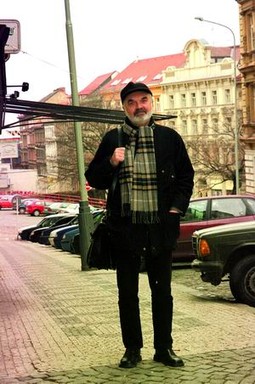 Zdenek Sverak, popularni češki glumac, scenarist, pisac za djecu, komediograf i suvlasnik praškog Kazališta Jare Cimrmana, čiji je film "Kolja" 1996. nagrađen Zlatnim globusom i Oscarom kao najbolji film s neengleskog jezičnog područja.