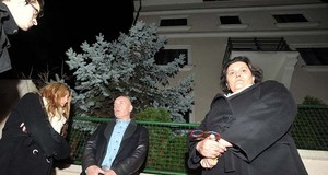 Mirjana i Bruna Sanader s odvjetnikom Ivanom Lovrićem nakon što im je
zabranjen ulazak u kuću