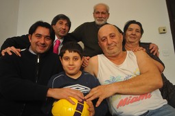 TOFKO DEDIĆ TOTTI s
roditeljima Nadirom i
Fatom, rođakom Idrizom
Rizvanovićem, nećakom
Tilenom i Goranom
Trivanovićem