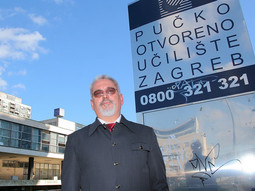 ZORAN VLAŠIĆ, bivši ravnatelj Pučkog otvorenog učilišta, nakon smjene nije htio izići iz svog ureda, pa su ga na ulicu iznijeli zaštitari