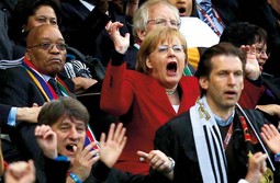 Njemačka kancelarka
Angela Merkel doputovala je u Južnoafričku Republiku
bodriti nacionalnu momčad i svaki od četiri gola koja je Njemačka dala Argentini pratila glasnim navijanjem