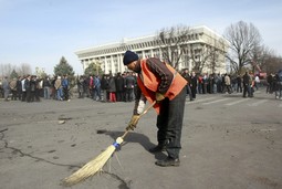 U glanvnom gradu Kirgistana još uvijek uklanjaju štetu od nereda (Foto:Reuters)