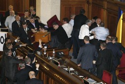 Masovna tučnjava pristaša Julije Timošenko i Viktora Janukoviča