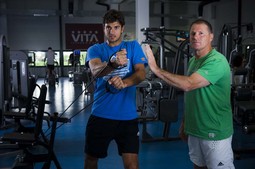 SA SVOJIM kondicijskim trenerom Mirkom Krolom, nekad
uspješnim atletičarem, Mario Ančić fizički se pripremao za Roland Garros u fitness centru Vita