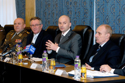MINISTAR BRANKO VUKELIĆ sa suradnicima i Denisom Popovićem, direktorom tvrtke Kroko
na potpisivanju ugovora za nove borbene odore