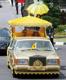 MLADENCI Državni službenik Khairul Khalil i princeza Majeedah u zlatom optočenom Rolls-Royceu