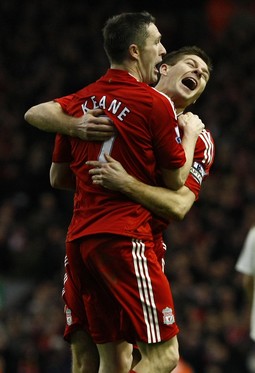 Robbie Keane (lijevo) u zagrljaju s kapetanom Liverpoola Stevenom Gerrardom 