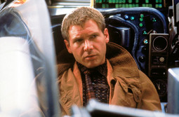 HARRISON FORD je Rick Deckard, plaćeni lovac na replikante