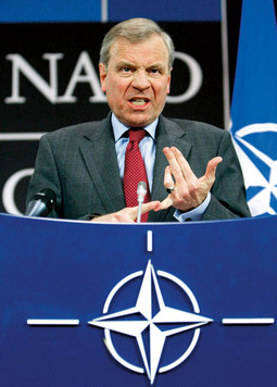 GLAVNI TAJNIK NATO-a Jaap de Hoop Scheffer nedugo nakon slovenskog neizglasavanja ratifikacije u Bruxellesu je primio slovensku ministricu obrane Ljubicu
Jelušič, kojoj je uputio oštre riječi