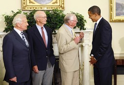 NEIL ARMSTRONG u razgovoru s američkim
predsjednikom Barackom Obamom, u društvu svojih
bivših kolega Buzza Aldrina i Michaela Collinsa