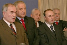 Josip Petrović (prvi
s desna) s Tomislavom
Dragičevićem, Damirom
Polančecom, Ivom
Sanaderom i Ivanom
Mravkom 2009. godine 