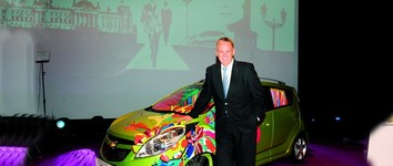 NOVO LICE MALOG SPARKA Wayne Brannon, predsjednik i izvršni direktor Chevroleta za Europu, snimljen uz jedan od modela druge generacije tog automobila na predstavljanju u
Berlinu krajem listopada
