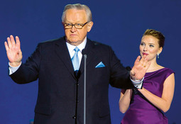 MARTTI AHTISAARI predložen je da bude posrednik u graničnom sporu između Hrvatske i Slovenije (na slici sa Scarlett Johansson)
