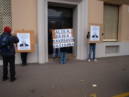 Aktivisti ispred središnjice HDZ-a