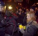 Prosvjednica nudi bombone specijalcu pred zgradom Hdz-a