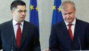 Povjerenik za proširenje EU Olli Rehn i srbijanski ministar vanjskih poslova Vuk Jeremić koji se energično protivi samostalnosti Kosova, a na njegovu je inicijativu najavljena i tužba protiv Hrvatske zbog genocida u 'Oluji'