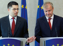 Povjerenik za proširenje EU Olli Rehn i srbijanski ministar vanjskih poslova Vuk Jeremić koji se energično protivi samostalnosti Kosova, a na njegovu je inicijativu najavljena i tužba protiv Hrvatske zbog genocida u 'Oluji'