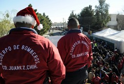 Umjesto Djeda Božićnjaka poklone su djelili lokalni vatrogasci (Foto: Reuters)