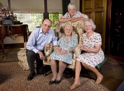 MURDOCH s majkom Dame Elisabeth, i sestrama Anne i Janet, na njen stoti rođendan