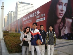 OBOŽAVATELJI U KINI
Martina Filjak u ožujku za vrijeme velike turneje po Kini gdje je imala sedam koncerata. Dok je prolazila pokraj jumbo-plakata sa svojim likom, mladi Kinezi
su je prepoznali i željeli se s njom slikati